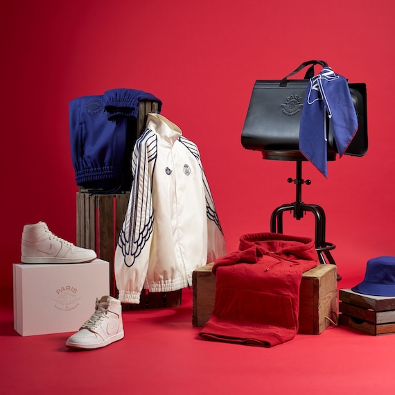 WINGS: Luxury Meets the Field of Play. Since 2018, Paris Saint-Germain and Jordan Brand have transcended the boundaries of sport and fashion, establishing a celebrated collaboration. Today, they breathe new life into their quest for excellence with 'Wings'. This exceptional collection of ready-to-wear and accessories stems from Jordan’s 'Wings' line, embodying ultimate creativity and unparalleled craftsmanship.